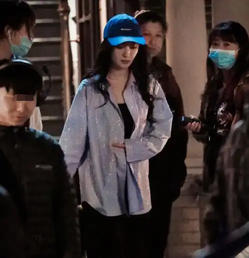  杨幂录制密室大逃脱,下飞机就向导演鞠躬道歉