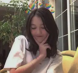 13岁李嫣化妖精妆与闺蜜玩自拍,天鹅颈抢镜继承王菲好基因