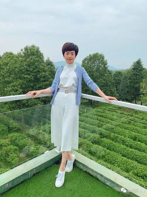 如何把自己装扮成一朵花儿闺蜜穿搭拍照点评