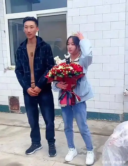  羡慕大龄单身汉和小女生订婚,知情人认识13天,感情发展迅速