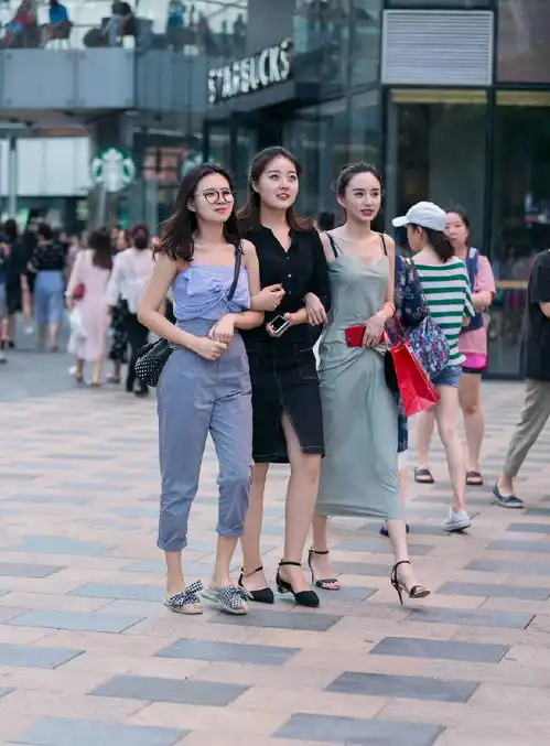 街拍中遇到的美女,小姐姐们的气质和穿搭感觉像是在走秀一般