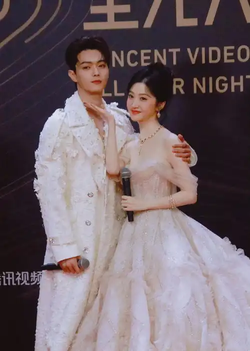  景甜许凯星光大赏红毯好甜两人亲密互动,高颜值让网友疯狂磕cp