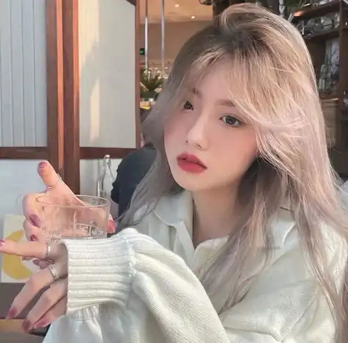  浪漫女头所有节日都不是为了礼物而是提醒大家不要忘了爱与被爱