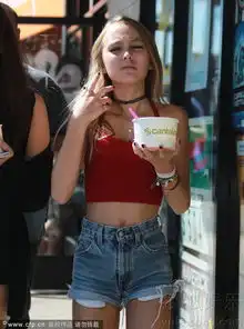 德普爱女与闺蜜出街露脐装秀稚嫩身材狂吃零食