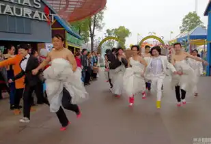  武汉情侣上演反串求婚男生穿婚纱高跟鞋