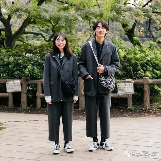  情侣装一定要一模一样色彩呼应就够好看了