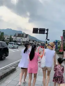  文章与马伊琍离婚后,姚笛被采访未戴婚戒引猜测,小腹微凸疑怀孕