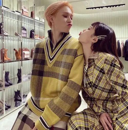  泫雅这是怎么了和男友一起穿连体情侣装,网友直呼一言难尽