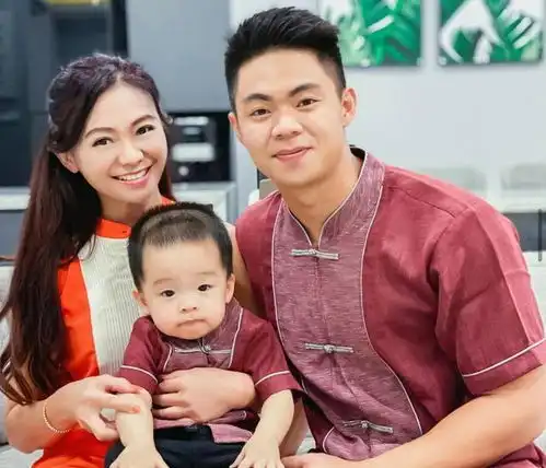  53岁奶奶太年轻,与儿子同框被误认为是情侣,网友说25岁都信