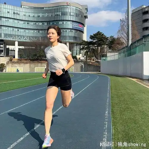  夏季必备白短袖搭配黑短裤,跑步时尚穿搭秘籍揭秘