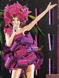  张韶涵牵手女友疑断背影子男友从未现身