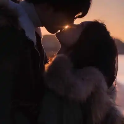  情侣头像真人一人一半超霸气渐渐开始不去追求我得不到的东西了