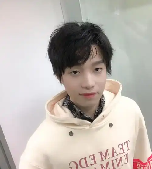  lol厂长直播终于露脸了网友看小图我以为是大舅子