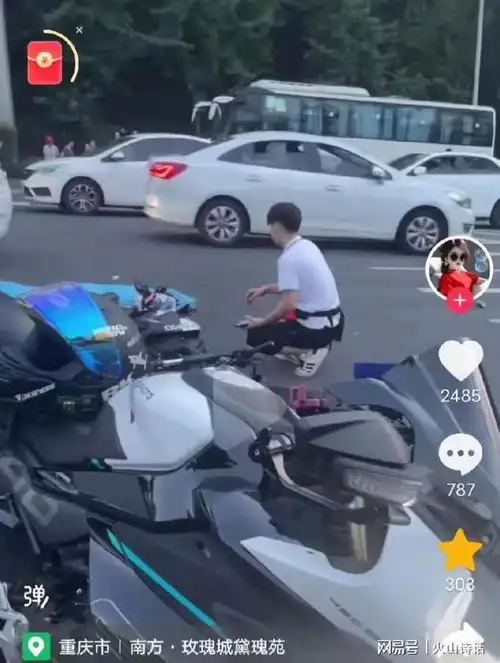  太惨了网传重庆情侣骑摩托车被小车别倒,女孩惨遭后面大巴碾压