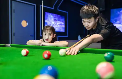  娱乐房里打台球的情侣图片素材下载人物百态素材下的青年少年图片素材