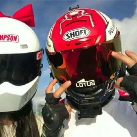  qq情侣头像两人两张抬头仰望我们的未来