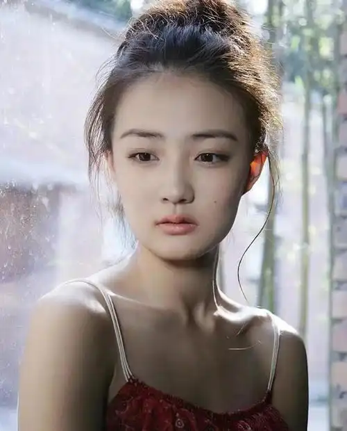  徐璐出道16年颜值变化,以前甜美萌妹子,现在暴瘦变苦相