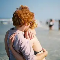  很有甜蜜气息的欧美情侣头像我会安静地在原地等你情侣头像