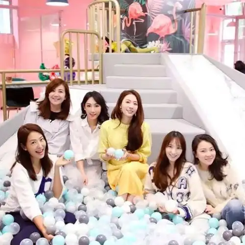吴佩慈梁静茹参加贵妇闺蜜派对,吴佩慈女儿出镜,长相甜美似妈妈