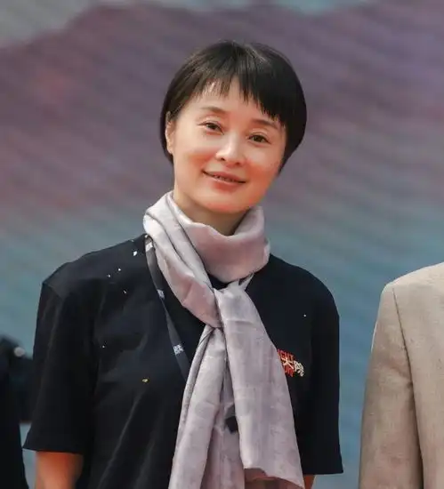  吴越才51岁断崖式衰老身材瘦巴巴的,而且发际线后移感觉快秃顶