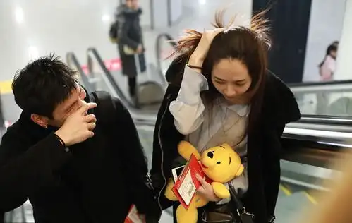  向佐郭碧婷默认恋情后首合体,一路欢笑默契同穿黑衣,cp感爆棚