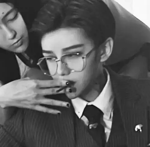  男生头像愿你阳光下像个孩子风雨里像个大人