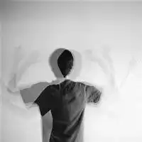  求一张头像黑白和我这个一样的情侣背影头像要一张女的