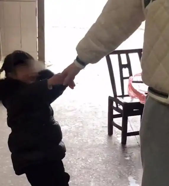  湖南一女生带男友走亲戚,男友却被侄女看上,网友都吃醋了