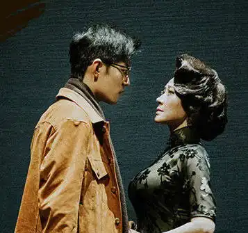  52岁许晴穿旗袍太性感,白嫩美腿若隐若现,与小23岁肖战演情侣不违和