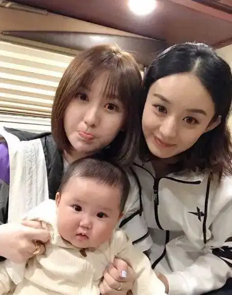  赵丽颖和萌娃合影一脸宠溺让人想起将来她当妈的样子