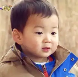  有一种整容叫宋民国长大了,呆萌表情包变路人,谁还认得出