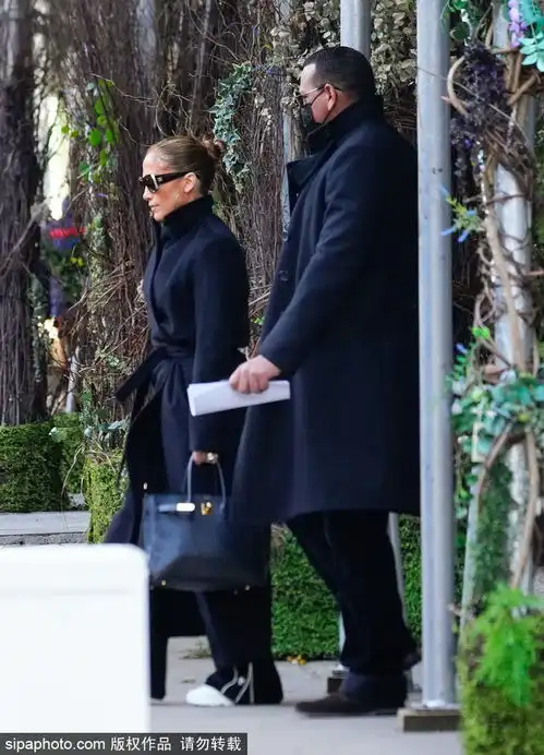  组图詹妮弗洛佩兹全黑look时尚出街与男友情侣装大方秀恩爱