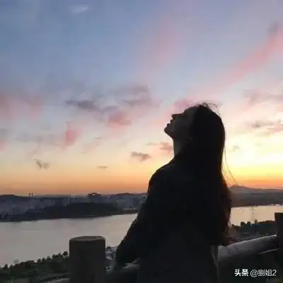  济南女大学生因父自杀原生家庭的伤,熬过了出众,熬不过出局