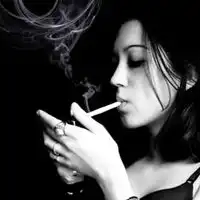  女生头像霸气黑白吸烟女生黑色系霸气高冷抽烟头像