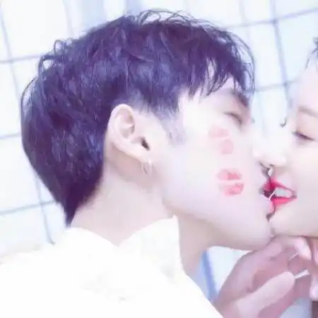  qq可爱情侣头像两张幸福亲吻小清新的太好看了