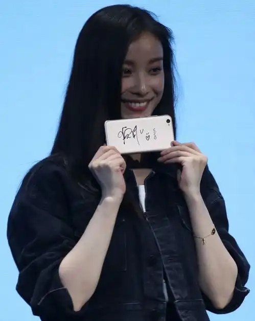  御姐倪妮白皙美腿大赏,肉乎乎的小脚丫可爱啦