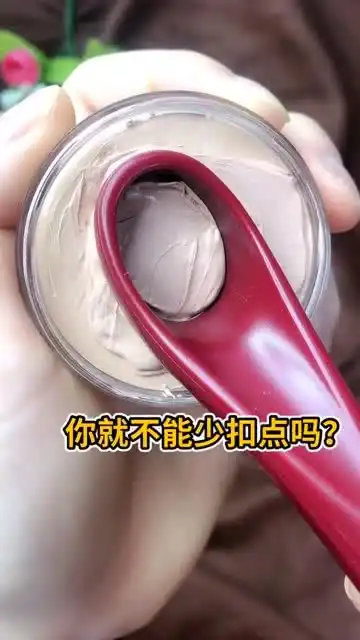 这闺蜜真不拿自己当外人,刚买的粉底一勺子下去,都见底了