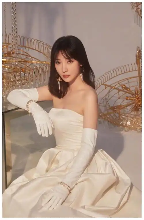  柳岩为了秀身材真卖力,拍婚纱写真也不忘高开叉,妩媚又撩人