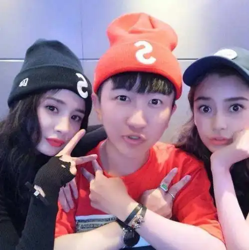  张大大杨幂迎新年,穿情侣装大秀恩爱,杨幂酷似网红脸引热议