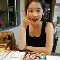  女生打台球头像放在冰块里鲜花不会凋谢