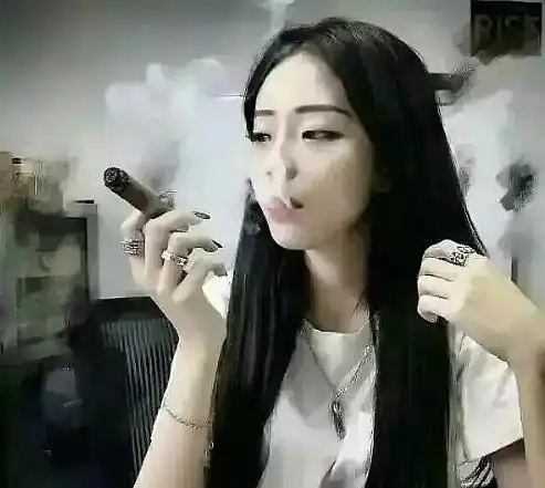  青你2选手旧照被扒,抽烟纹身打舌钉唇钉,暗黑风让网友直呼社会