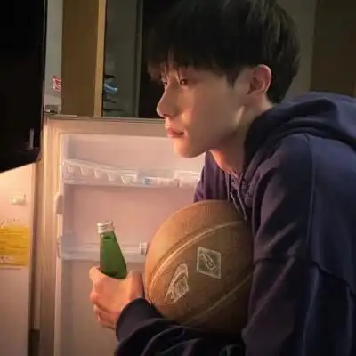  酷酷男头我为你翻山越岭