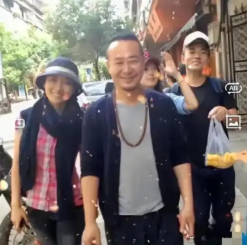  张颂文一家三口出游被拍,学霸老婆朴素难掩脱俗气质,儿子超可爱