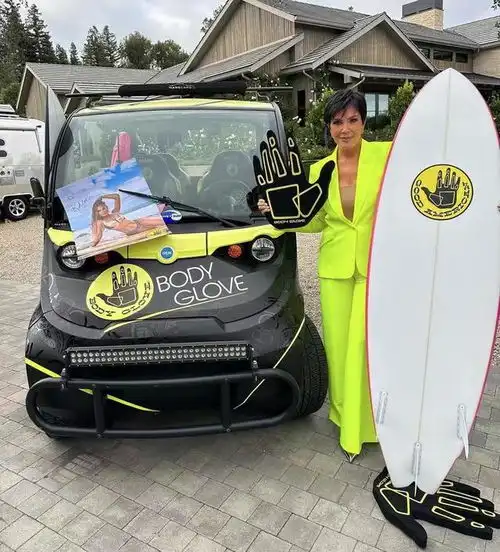  老卡戴珊晒30年前泳装照,身材确实棒,如今67岁,风韵犹存,厉害