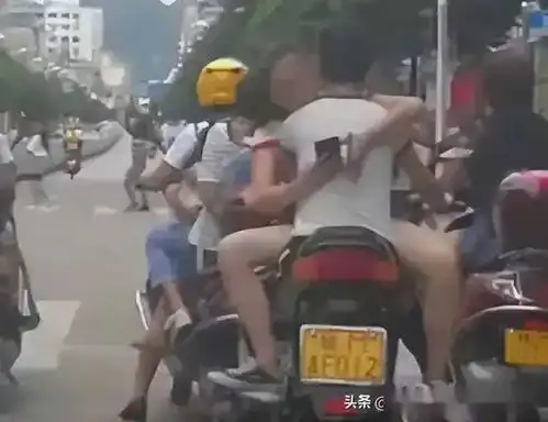  摩托车震广西一男女在行驶摩托上做不雅姿势玩出新高度了