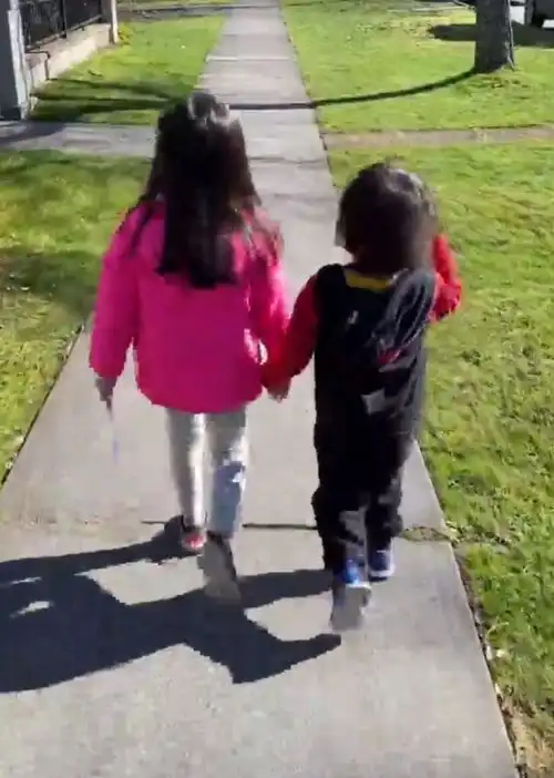  钟嘉欣带子女散步享受亲子时光开心拍下一对子女手牵手有爱瞬间