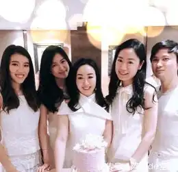 吴佩慈为徐子淇闺蜜庆生,穿风衣护四胎孕肚,同框贵妇好友很亮眼