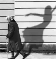  寻找一对黑白qq情侣头像两个拄拐杖的老人墙上还有影子