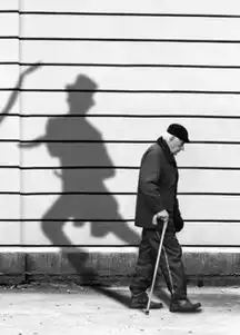  寻找一对黑白qq情侣头像两个拄拐杖的老人墙上还有影子