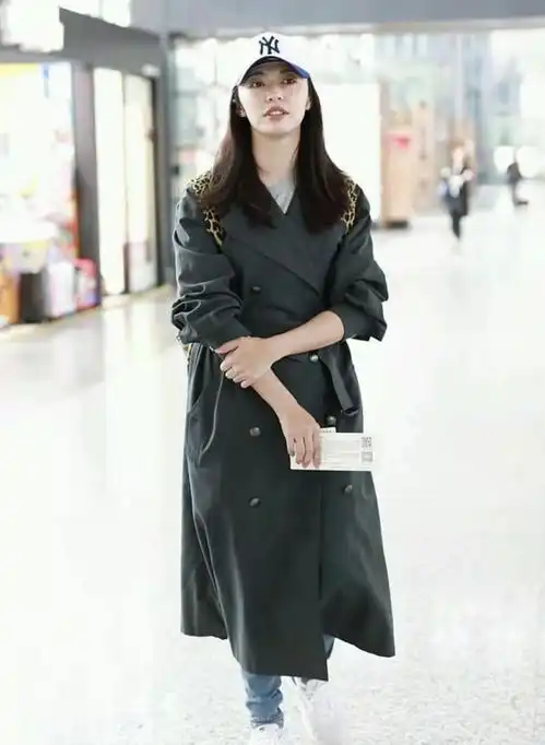  穿风衣的样子真飒,内搭卡通t少女感十足,伪素颜真不像40岁